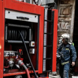 Φωτιά σε κτίριο στην Κουμουνδούρου: Πυροσβέστες απεγκλώβισαν άτομο
