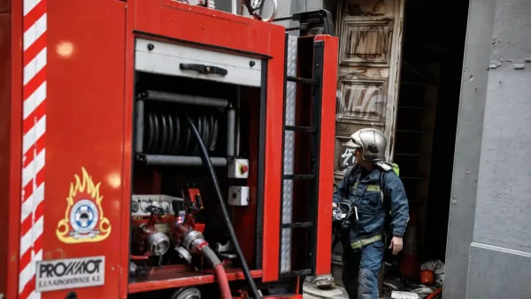 Φωτιά σε κτίριο στην Κουμουνδούρου: Πυροσβέστες απεγκλώβισαν άτομο