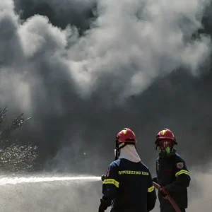 Πυρκαγιά στο Κοκκινόχωμα Καβάλας: 4 αεροσκάφη και ένα ελικόπτερο στη μάχη με τις φλόγες – Ήχησε το 112
