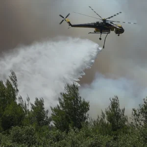 Βελτιωμένη η εικόνα της φωτιάς σε Βοιωτία και Αττική: Σε Κανδήλι και Αγία Σκέπη παλεύουν οι δυνάμεις - «Κανένας εφησυχασμός», λέει η πυροσβεστική
