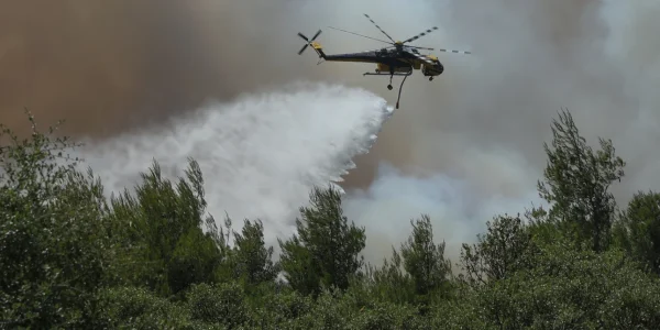 Βελτιωμένη η εικόνα της φωτιάς σε Βοιωτία και Αττική: Σε Κανδήλι και Αγία Σκέπη παλεύουν οι δυνάμεις - «Κανένας εφησυχασμός», λέει η πυροσβεστική