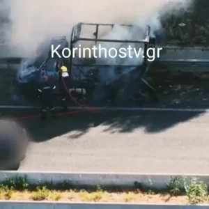 Κιάτο: Φορτηγάκι τυλίχθηκε στις φλόγες εν κινήσει στην Κορίνθου – Πατρών, ο οδηγός πρόλαβε να βγει