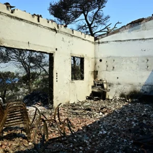 Πυρκαγιές: 325 αυτοψίες κτιρίων στις πληγείσες περιοχές, 118 χαρακτηρίστηκαν κόκκινα