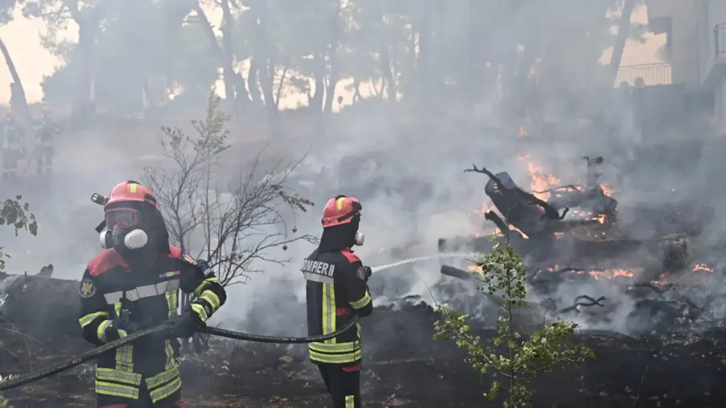 Φωτιές σε Αττική και Βοιωτία: Πέμπτη ημέρα μάχης με τις φλόγες – Συνεχείς αναζωπυρώσεις σε Λούμπα και Ψάθα