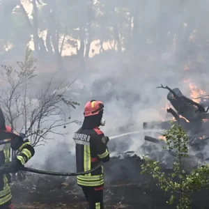 Φωτιές σε Αττική και Βοιωτία: Πέμπτη ημέρα μάχης με τις φλόγες – Συνεχείς αναζωπυρώσεις σε Λούμπα και Ψάθα