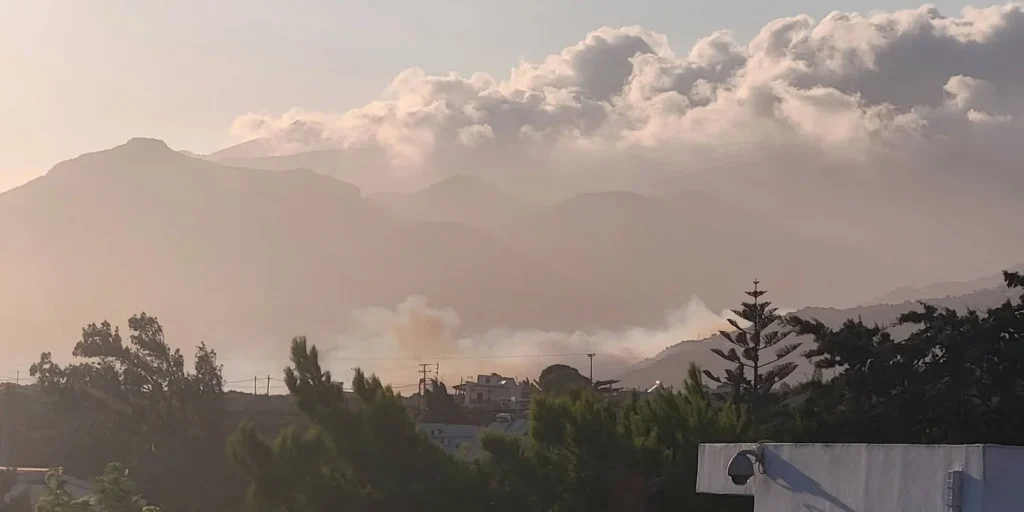 Φωτιά στο Ρέθυμνο -Σηκώθηκαν τέσσερα ελικόπτερα, εστάλη μήνυμα από 112 για να εκκενωθούν Φωτεινάρι και Σούδα