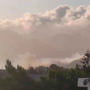 Φωτιά στο Ρέθυμνο -Σηκώθηκαν τέσσερα ελικόπτερα, εστάλη μήνυμα από 112 για να εκκενωθούν Φωτεινάρι και Σούδα