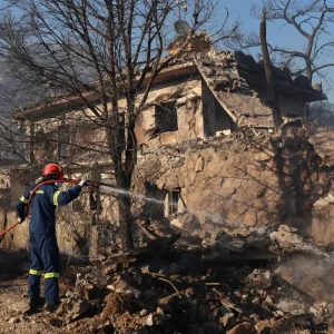 Φωτιά στη Σαλαμίνα: Ολονύχτια μάχη με τις αναζωπυρώσεις, 2 νεκροί, 10 τραυματίες, καμένα σπίτια - Τα σενάρια για το σημείο μηδέν