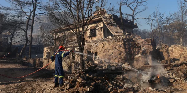 Φωτιά στη Σαλαμίνα: Ολονύχτια μάχη με τις αναζωπυρώσεις, 2 νεκροί, 10 τραυματίες, καμένα σπίτια - Τα σενάρια για το σημείο μηδέν