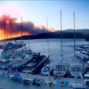 Καίει ανεξέλεγκτη η φωτιά σε δάσος στη Σκύρο: Εκκενώθηκαν δύο οικισμοί