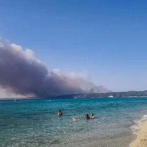 Ανεξέλεγκτο το μέτωπο στη Χαλκιδική: Έφτασε στα σπίτια η φωτιά -Εκκενώνεται με πλωτά μέσα η Σίβηρη, δείτε live