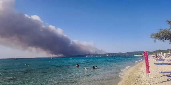 Ανεξέλεγκτο το μέτωπο στη Χαλκιδική: Έφτασε στα σπίτια η φωτιά -Εκκενώνεται με πλωτά μέσα η Σίβηρη, δείτε live