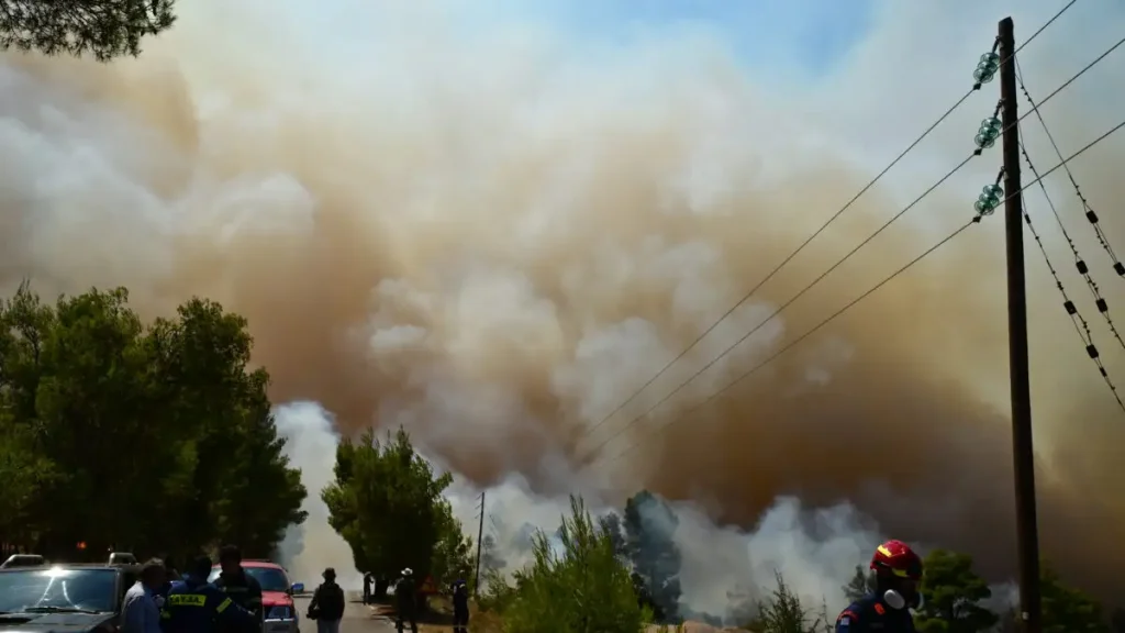 Το πολωμένο μελτέμι που τροφοδότησε τις φωτιές σε Βοιωτία και Αττική: «Από τα ισχυρότερα επεισόδια των τελευταίων 50 χρόνων»