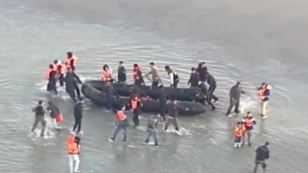 Γάλλοι αστυνομικοί συγκρούστηκαν με μετανάστες: Ετοιμάζονταν να διασχίσουν τη Μάγχη για τη Βρετανία