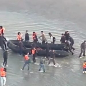 Γάλλοι αστυνομικοί συγκρούστηκαν με μετανάστες: Ετοιμάζονταν να διασχίσουν τη Μάγχη για τη Βρετανία