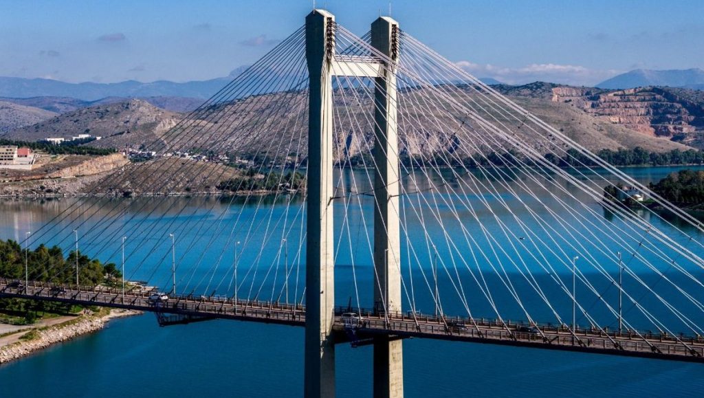 Νεαρή γυναίκα έπεσε από την υψηλή γέφυρα Χαλκίδας - Μεταφέρθηκε τραυματισμένη στο νοσοκομείο
