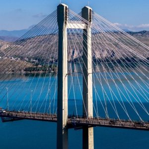 Νεαρή γυναίκα έπεσε από την υψηλή γέφυρα Χαλκίδας - Μεταφέρθηκε τραυματισμένη στο νοσοκομείο