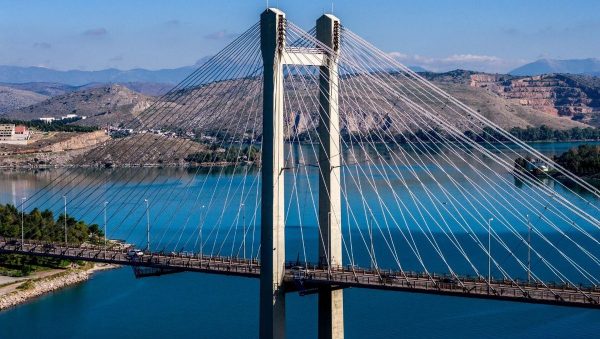 Νεαρή γυναίκα έπεσε από την υψηλή γέφυρα Χαλκίδας - Μεταφέρθηκε τραυματισμένη στο νοσοκομείο