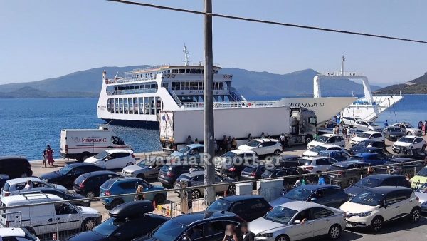 Γλύφα: Κοσμοσυρροή και μεγάλες ουρές και στο λιμάνι (Βίντεο - Φωτογραφίες)
