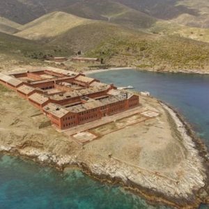 Το ελληνικό νησί με το σκοτεινό παρελθόν που έχει μετατραπεί σε καταφύγιο σπάνιων ζώων