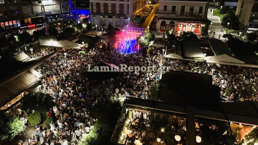 Ένα τεράστιο γλέντι στήθηκε στην κατάμεστη πλατεία Ελευθερίας με τον Νίκο Απέργη (ΦΩΤΟ)