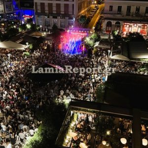 Ένα τεράστιο γλέντι στήθηκε στην κατάμεστη πλατεία Ελευθερίας με τον Νίκο Απέργη (ΦΩΤΟ)