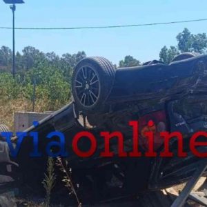 Σοκαριστικό τροχαίο: Ι.Χ. έφυγε εκτός δρόμου και κατέληξε διαλυμένο και τουμπαρισμένο (ΦΩΤΟ)