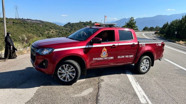 Υπό έλεγχο η πυρκαγιά στην Καμηλόβρυση - Συνεχείς ρίψεις από ελικόπτερο για διαβροχή