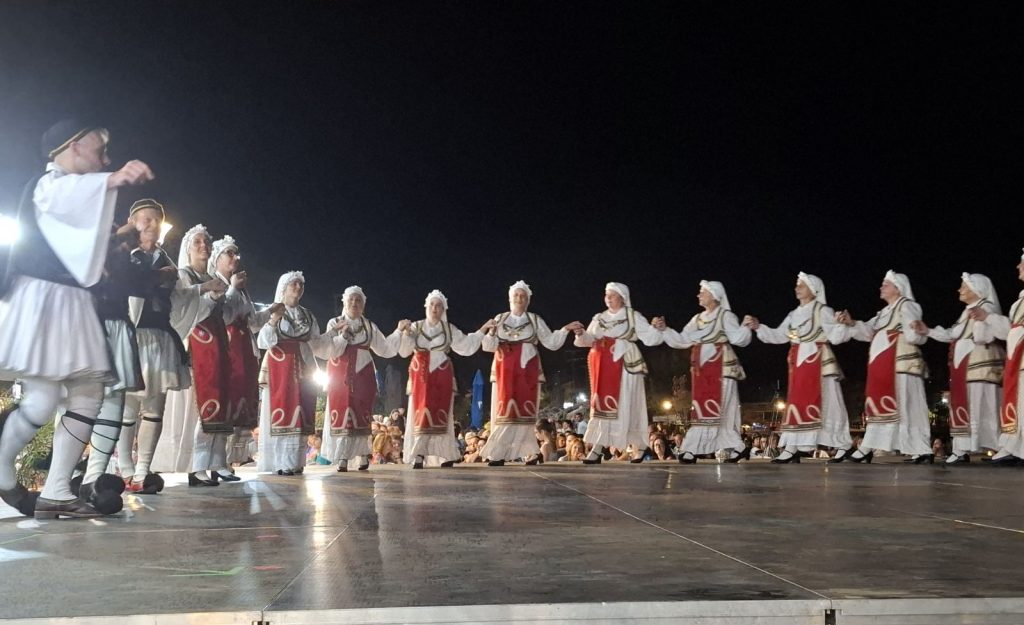«Γιορτή Πίτας» του Πολιτιστικού Συλλόγου Μαλεσίνας στην παραλία του Θεολόγου (ΦΩΤΟ)