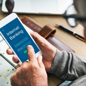 Μεταφορές χρημάτων: Πότε μπορεί να θεωρηθούν δωρεές και να επιβληθεί φόρος – Τι ισχυεί για τις γονικές παροχές