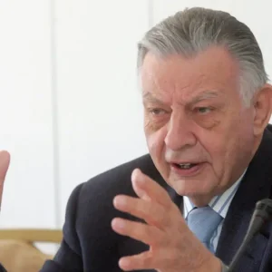 Κηδεία Γιάννη Βαρβιτσιώτη: Με στρατιωτικές τιμές το τελευταίο αντίο
