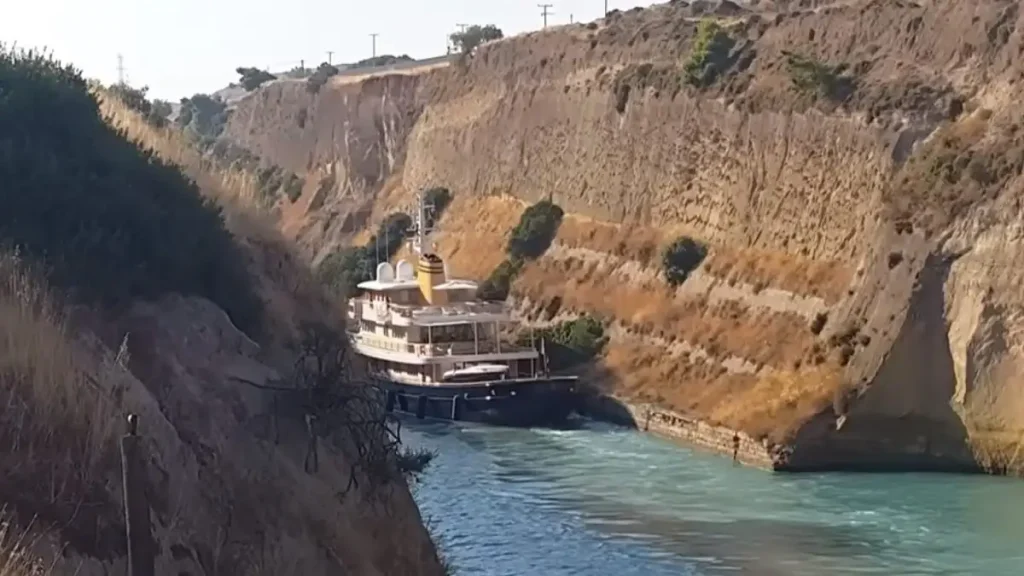 Ισθμός Κορίνθου: Η στιγμή που θαλαμηγός 56 μέτρων «βρήκε» στα τοιχώματα