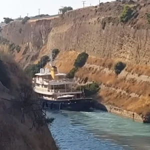 Ισθμός Κορίνθου: Η στιγμή που θαλαμηγός 56 μέτρων «βρήκε» στα τοιχώματα