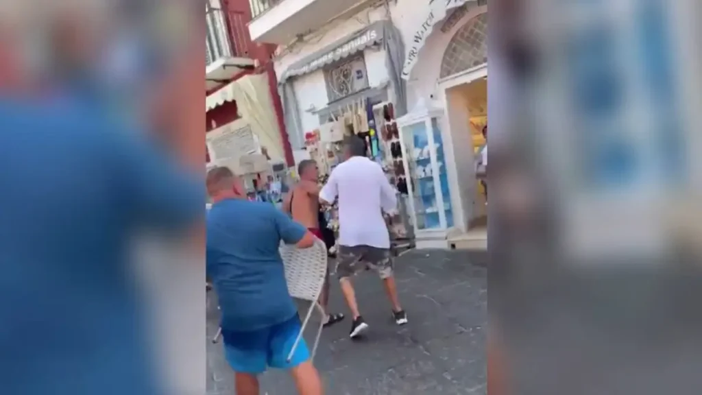 Ιταλία: Βίντεο με άγριο καυγά μεταξύ τουριστών στο Κάπρι – Αντάλλαξαν μπουνιές κλοτσιές και εκτόξευσαν καρέκλες