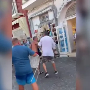 Ιταλία: Βίντεο με άγριο καυγά μεταξύ τουριστών στο Κάπρι – Αντάλλαξαν μπουνιές κλοτσιές και εκτόξευσαν καρέκλες