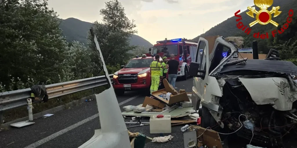 Σοκ στην Ιταλία: Έξι νεκροί και 34 τραυματίες σε καραμπόλα με τουριστικό λεωφορείο και τροχόσπιτο