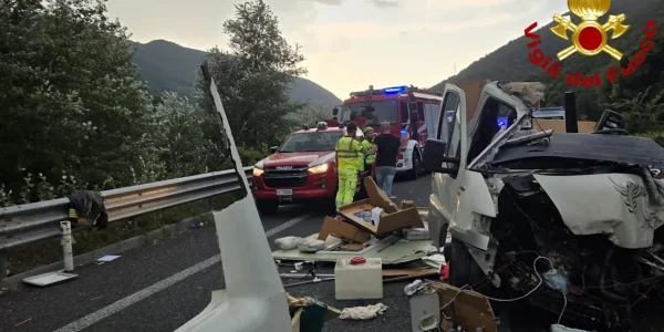 Σοκ στην Ιταλία: Έξι νεκροί και 34 τραυματίες σε καραμπόλα με τουριστικό λεωφορείο και τροχόσπιτο