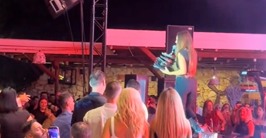 Ιουλία Καλλιμάνη: Της πέταξαν λουλούδια στο κεφάλι και εκείνη τα... έστειλε πίσω - «Εσένα σ' αρέσει αυτό...;» (ΒΙΝΤΕΟ)
