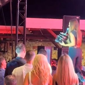 Ιουλία Καλλιμάνη: Της πέταξαν λουλούδια στο κεφάλι και εκείνη τα... έστειλε πίσω - «Εσένα σ' αρέσει αυτό...;» (ΒΙΝΤΕΟ)