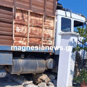 Μαγνησία: Φορτηγό τα πήρε όλα σβάρνα στα Κανάλια!