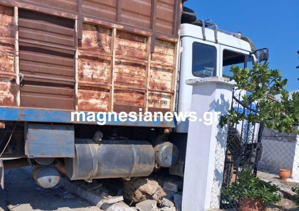 Μαγνησία: Φορτηγό τα πήρε όλα σβάρνα στα Κανάλια!