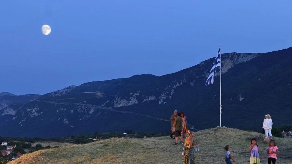 «Νότες στο Κάστρο»: Απόψε το αφιέρωμα στους μεγάλους μουσικούς στη Μενδενίτσα