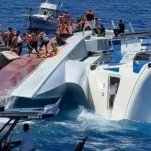«Μπήκαν νερά, άρχισε να γέρνει, τρανταζόμασταν, η πλώρη διαλύθηκε» - Περιγραφές σοκ, ο καπετάνιος εγκατέλειψε από τους πρώτους το καταμαράν, λένε