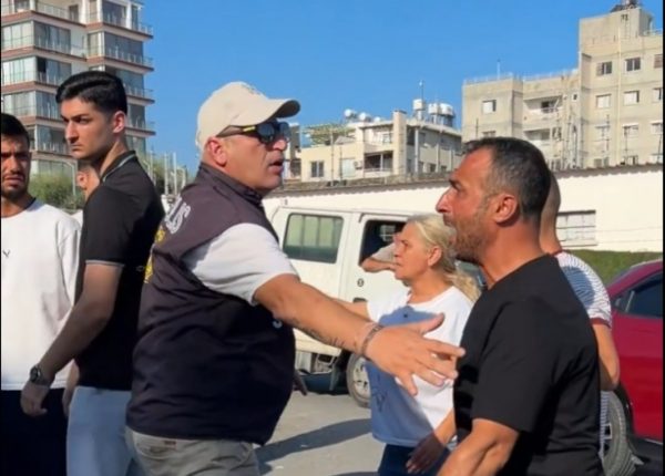 «Μήπως είναι ο γιος μου;»: Συγκλονιστικές εικόνες από το λιμάνι της Κερύνειας, απελπισμένοι γονείς σταματούν τα ασθενοφόρα και ψάχνουν τα παιδιά τους