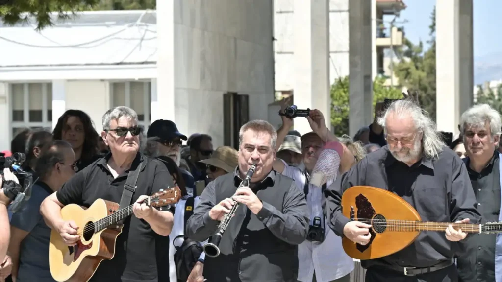 Κηδεία Λάκη Χαλκιά: Πλήθος κόσμου στο τελευταίο αντίο στο Α’ Νεκροταφείο Αθηνών - Υποβασταζόμενη η σύζυγός του Αλέκα