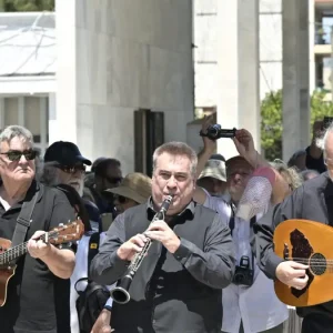 Κηδεία Λάκη Χαλκιά: Πλήθος κόσμου στο τελευταίο αντίο στο Α’ Νεκροταφείο Αθηνών - Υποβασταζόμενη η σύζυγός του Αλέκα