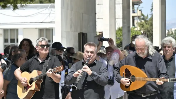 Κηδεία Λάκη Χαλκιά: Πλήθος κόσμου στο τελευταίο αντίο στο Α’ Νεκροταφείο Αθηνών - Υποβασταζόμενη η σύζυγός του Αλέκα