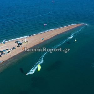 Ράχες: Παραλίγο να πνιγεί Kite surfer μετά από ατύχημα - Έδωσαν μάχη με το χρόνο για να τον σώσουν - ΒΙΝΤΕΟ
