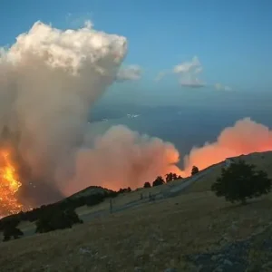 Συγκλονιστικό timelapse βίντεο: Η εξάπλωση της φωτιάς από τον Κιθαιρώνα στο Πόρτο Γερμενό