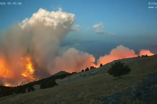 Συγκλονιστικό timelapse βίντεο: Η εξάπλωση της φωτιάς από τον Κιθαιρώνα στο Πόρτο Γερμενό
